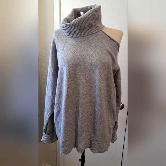 1.State Cutout Turtleneck Sweater - Picture 4 of 9